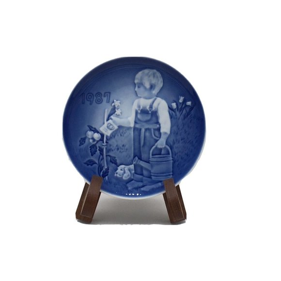 VINTAGE B & G Bing & Grondahl 1987 The Little Gardener Children's Day Plate Blue - Picture 1 of 6